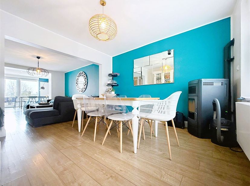 Située dans un quartier calme et recherché de Mouscron, cette maison mitoyenne offre de beaux volumes et un agencement idéal pour une famille.<br />
A