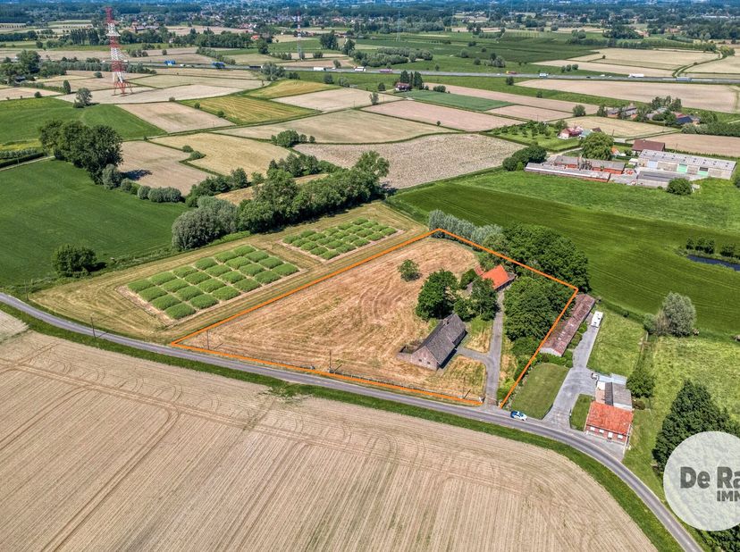 DEINZE - Karaktervolle hoeve op een unieke locatie van 8.430 m²<br />
EERSTE BEZOEKDAG ZONDAG 13/09 VANAF 9U (enkel op afspraak!)<br />
Te midden van