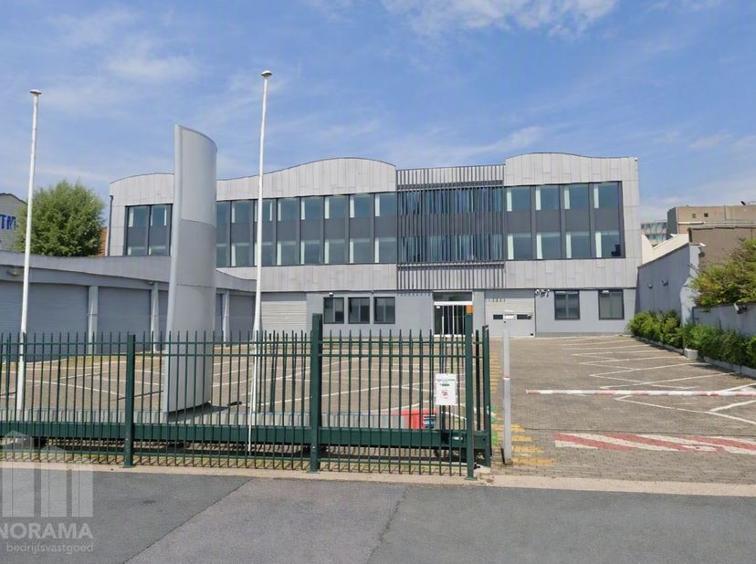 Moderne en hoogwaardige kantoorruimte van 851 m², ideaal voor bedrijven die op zoek zijn naar een professionele en representatieve werkomgeving, met d