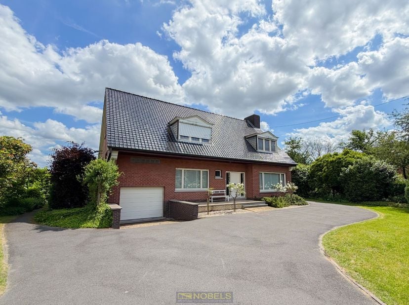 <br />
<br />
RUIME VILLA met een BEWOONBARE OPPERVLAKTE van ca. 324 m², gelegen op een UITGESTREKT PERCEEL van ca. 2.125 m² op slechts 2 km van het C