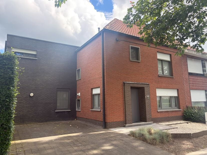 Deze verzorgde en ruime halfopen bebouwing biedt een aangename woonomgeving met alle comfort voor een gezin. De woning beschikt over een praktische in