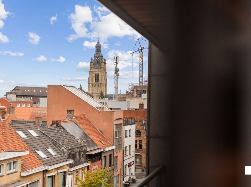 Ruimte, licht en privacy. Dat is exact wat je mag verwachten van dit prachtige 3-slaapkamer appartement van maar liefst 129m², gelegen op de vierde ve