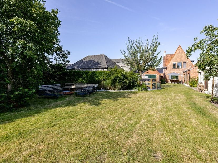 Bent u op zoek naar een instapklare woning waar ruimte, comfort en gezelligheid centraal staan? Dan is deze charmante open bebouwing in Evergem precie