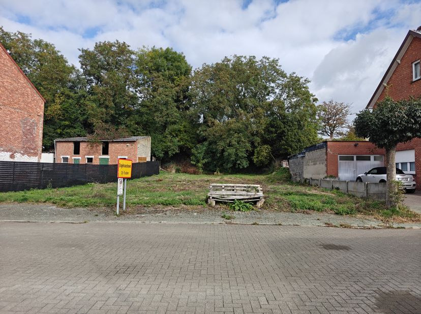 Bouwgrond voor open bebouwing met oppervlakte van 606m2 gelegen in het hart van  Engelsmanshoven en met een perceelbreedte van maar liefst 19m50,  laa