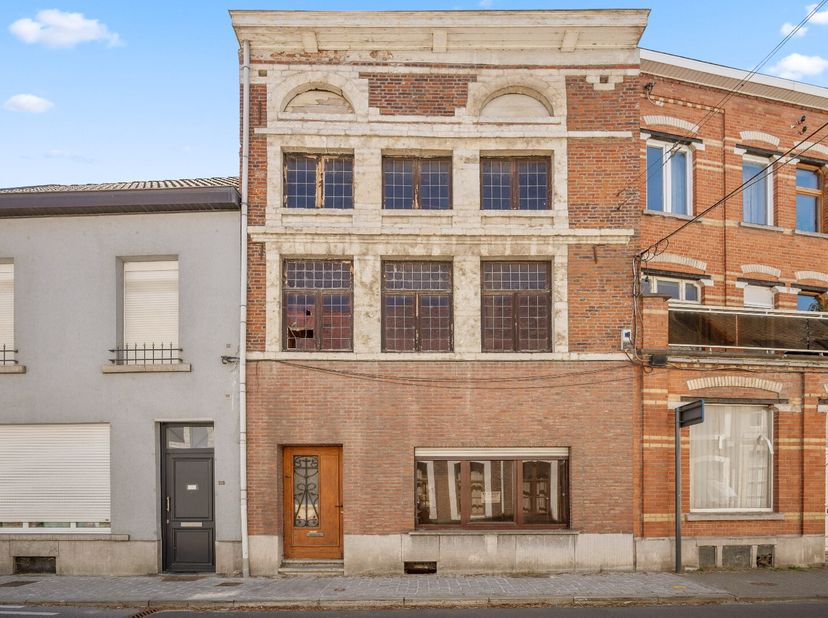 Dit is een vanaf prijs, startend vanaf euro 139.000! Ontdek deze unieke opportuniteit in het hart van Tienen!<br />
Deze rijwoning met uitzonderlijk v