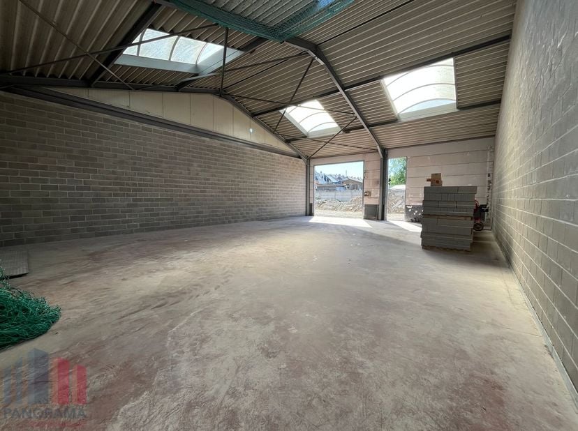 Nieuwbouw KMO-park bestaande uit 7 KMO-units te koop met oppervlaktes tussen 166 m² en 272 m².&amp;nbsp;De strategische ligging vlakbij de N46 zorgt voor