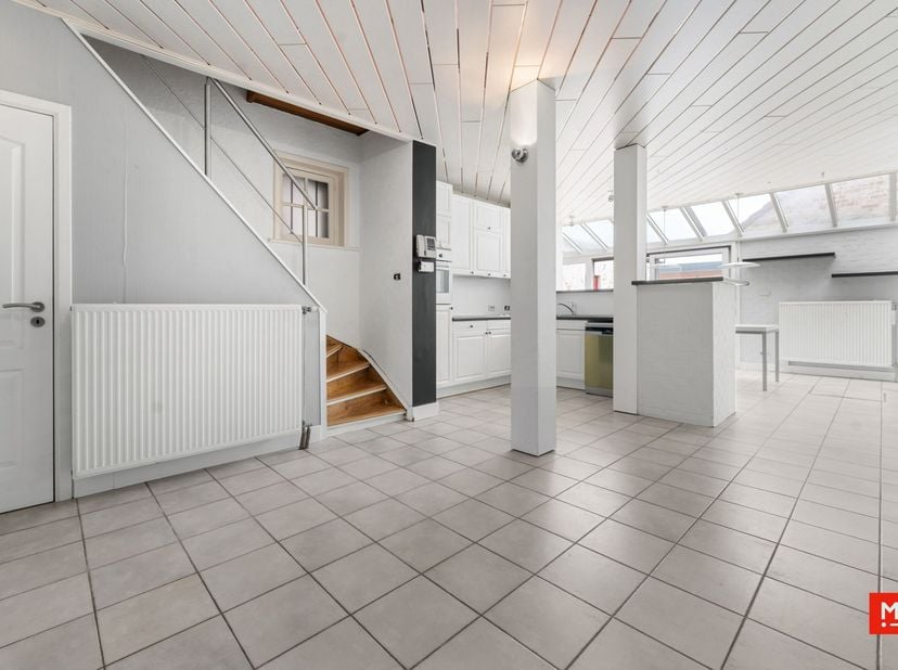 In het hart van Langemark, op wandelafstand van alle voorzieningen, vind je deze bijzonder ruime eigendom. Het pand bestaat uit een comfortabel woonge