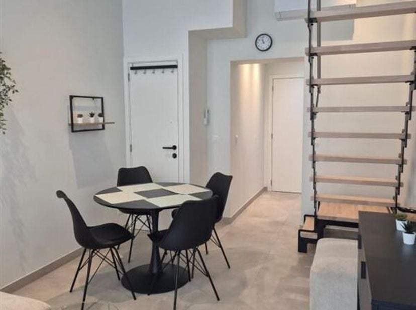 De Kattenbleekstraat combineert een centrale ligging  met stilte in een doodlopende straat. Het wit/zwart thema is doorgetrokken in de hele woning: va