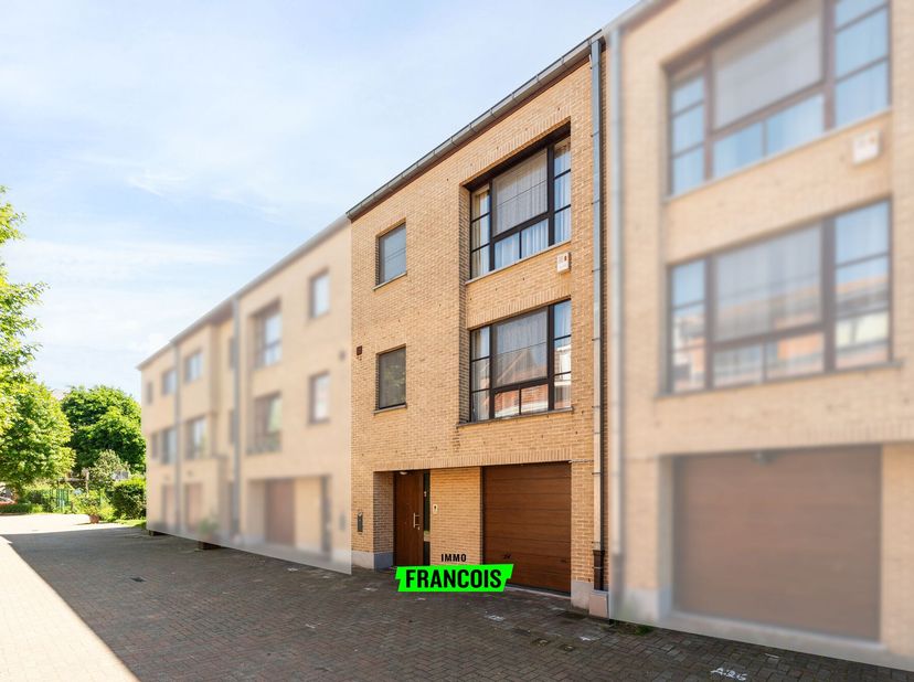 Ideaal gelegen op twee stappen van het Paduwa-plein, in een bijzonder gewilde residentiële buurt, geniet deze ruime woning uit 2003 van een directe na