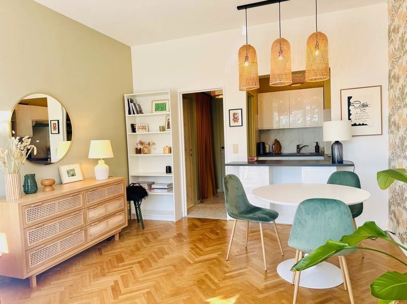 Bien présenté par Maia Zinchenko: maia.zinchenko@victoire.be<br />
Victoire-Junot présente en EXCLUSIVITE: Chatelain, superbe studio joliment meublé s