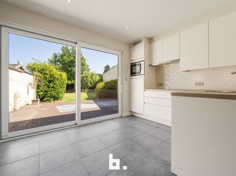De woning combineert authentieke, charmante elementen met hedendaags comfort en biedt de mogelijkheid tot uitbating als B&amp;B! De warme sfeer, het gevoe