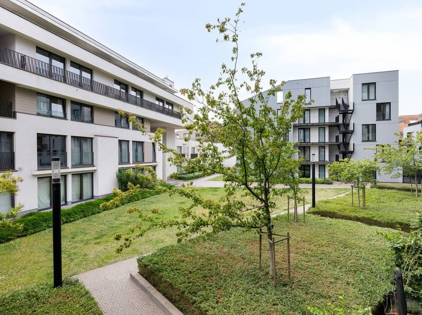 À vendre : appartement économe en énergie (PEB B+) avec 1 grande chambre et 2 grandes terrasses dans le quartier tendance Dansaert, au bord du canal.