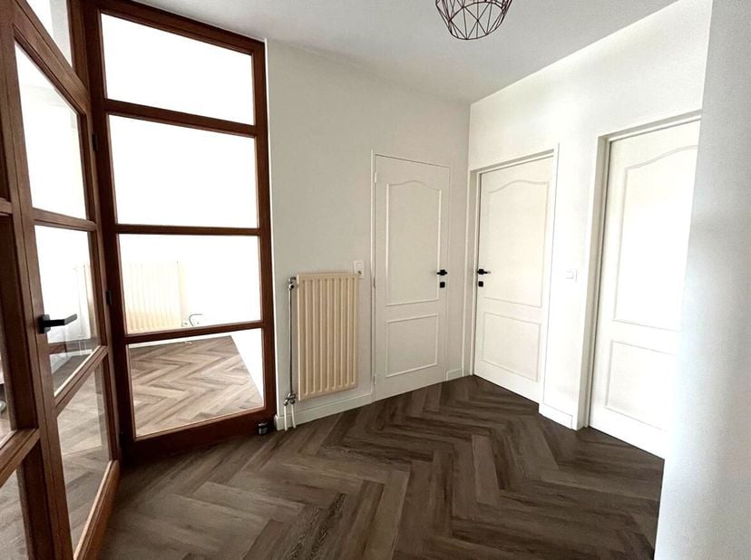 Prachtig appartement met 2 slpks., terras en garagebox. <br />
Ligging:  Het appartement is gelegen in het centrum van Beerse.<br />
Alle voorzieninge