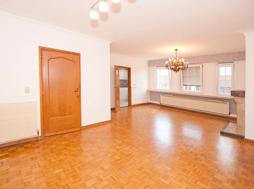 Dit ruime, instapklaar appartement met lift ligt op de bovenste verdieping van een kleinschalige residentie. Op een toplocatie in de grootste winkelst