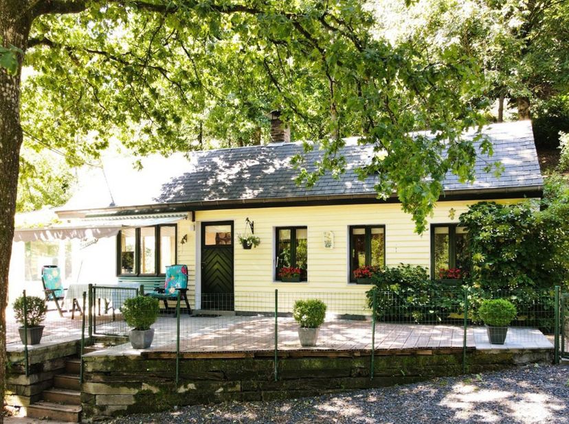 Glv: Hal, salon, eetkamer, 1 slaapkamer, uitgeruste keuken (afzuigkap, gootsteen, koelkast, vaatwasautomaat, elektrische kookplaat), badkamer (douche,