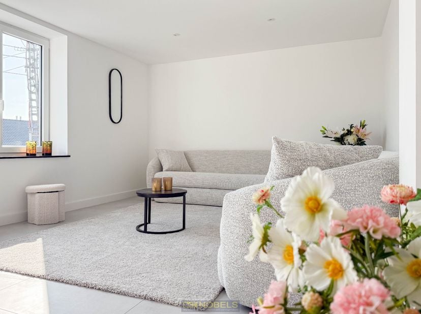 <br />
<br />
STIJLVOLLE OPEN BEBOUWING met moderne afwerking, lichtrijke leefruimte en vier ruime slaapkamers in het GLOOIENDE LANDSCHAP VAN MAARKEDA
