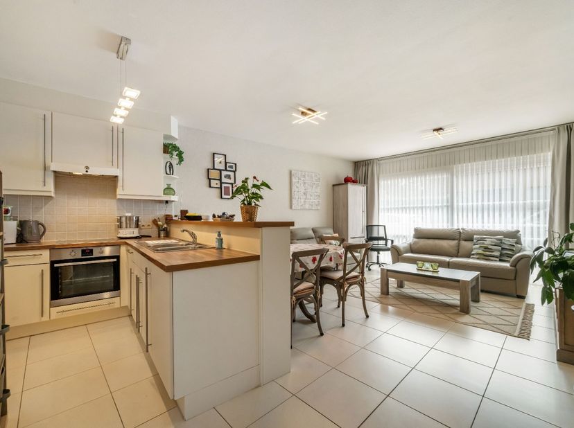 OSTENDE - PRIX DE DÉPART - Appartement PRATIQUE au rez-de-chaussée avec TERRASSE PRIVATIVE. CONFORT OPTIMAL : comprenant un hall d'entrée, un salon, u