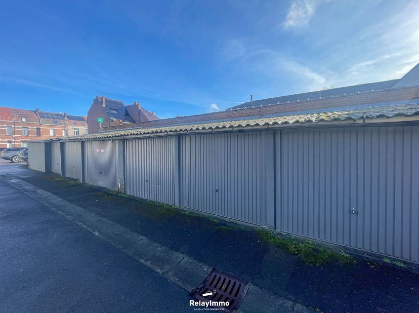 Lot de 5 garages - Vente en bloc ou à l'unité<br />
Situé dans un complexe de garages (DELVAL), ce lot de 5 garages constitue une excellente opportun