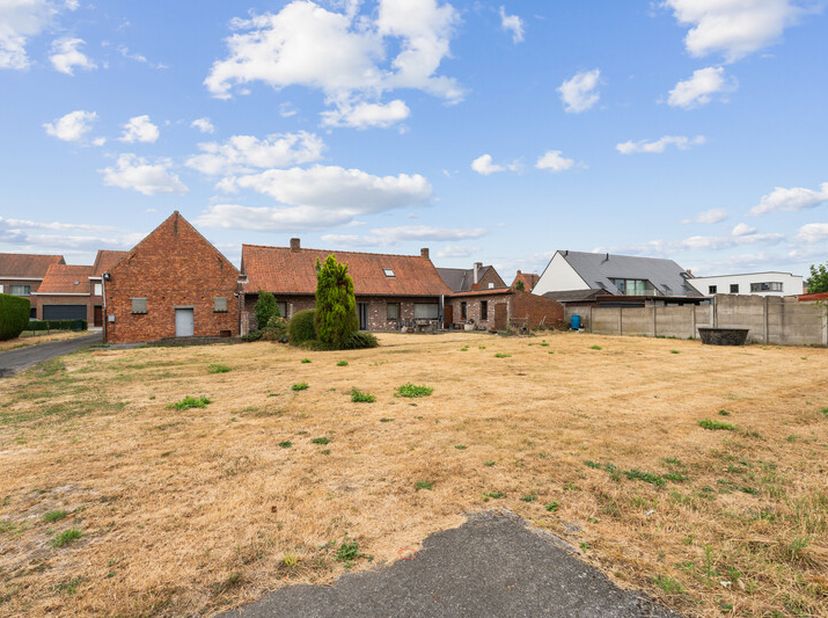 Te koop: Charmante, te renoveren woning/hoeve op 15.786 m² met loods.De woning en loods liggen in woongebied, achterliggend is er 14.286 m² agrarisch