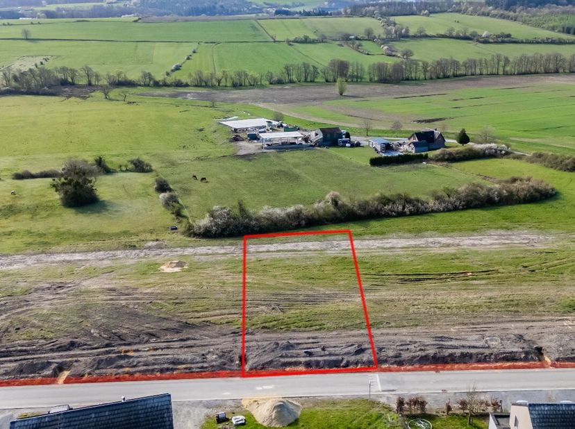 ERA B-LUX vous propose ce terrain à bâtir idéalement situé à Sinsin, bénéficiant dune superbe vue dégagée sur la campagne.Avec une superficie de 1.000
