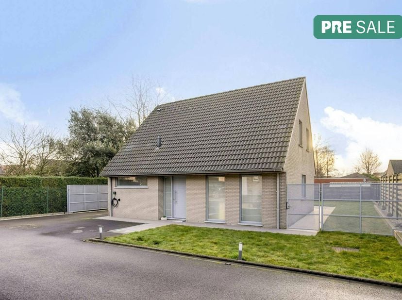 Deze verzorgde alleenstaande woning, gebouwd in 2012, bevindt zich op een perceel van 695 m² en beschikt over een bewoonbare oppervlakte van maar lief