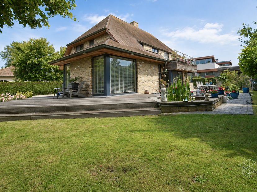 Jabbeke - Ruime en karaktervolle woning op 926 m² in Jabbeke<br />
<br />
Ontdek deze ruime en karaktervolle woning met een bewoonbare oppervlakte van