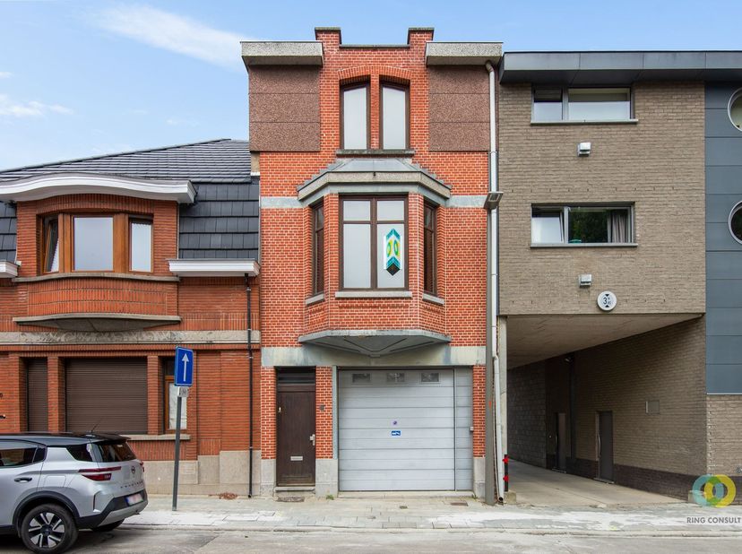 Maison bel-étage à rénover avec deux chambres et un garage spacieux à vendre à Vilvoorde. A la recherche d'un bien avec du potentiel dans un endroit s