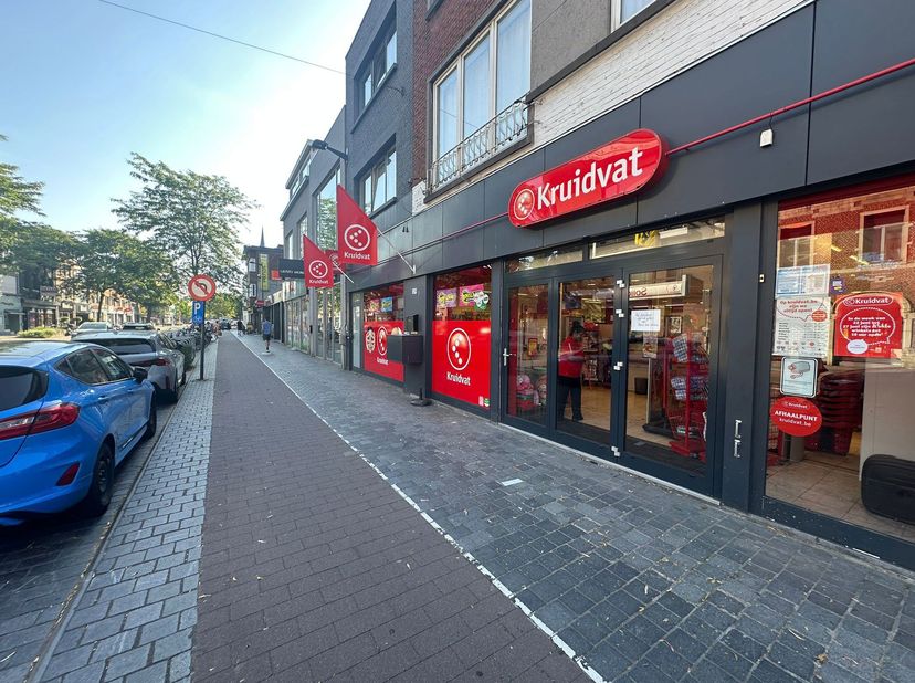 Opbrengsteigendom te koop – verhuurd aan Kruidvat op toplocatie in Brasschaat<br />
Het betreft de verkoop van één van de twee handelspanden die momen