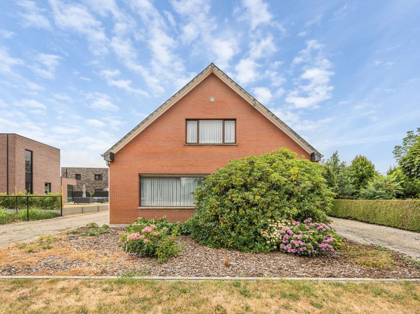Op zoek naar een woning waar ruimte, rust en mogelijkheden samenkomen? Deze charmante vrijstaande woning biedt een unieke kans voor wie op zoek is naa