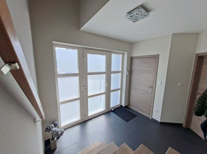 In een rustige en kindvriendelijke buurt van Neeroeteren (Maaseik) vind je deze eigentijdse halfopen bebouwing met een bewoonbare oppervlakte van +/-