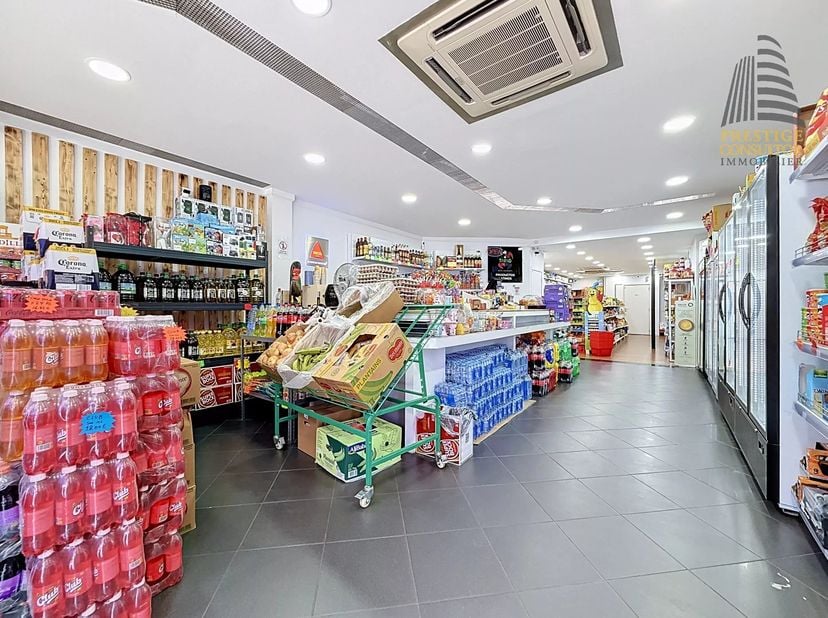 ANDERLECHT - REF: 87213504 - GRAND COMMERCE DE +-330M2 AVEC VASTE SOUS-SOL ET FORT POTENTIEL D'EXPLOITATION !!<br />
Nous vous proposons à la vente ce