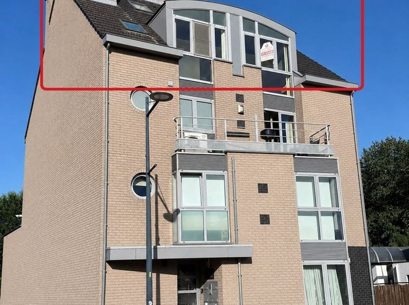 <br />
In het centrum van Alken, aan de Motstraat 9, bevindt zich dit ruime duplexappartement met een bewoonbare oppervlakte van 130 m². Het apparteme