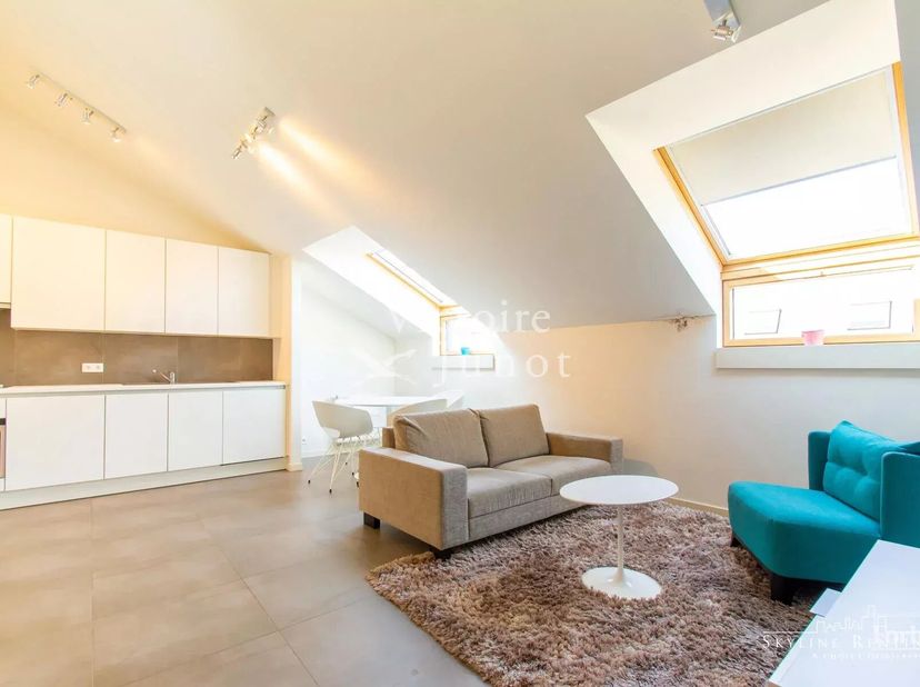 Bien présenté par Alexandra Dewitte Tel : 0473/84.61.61 ou alexandra.dewitte@victoire.be<br />
Victoire Junot vous propose sur Ixelles, quartier europ