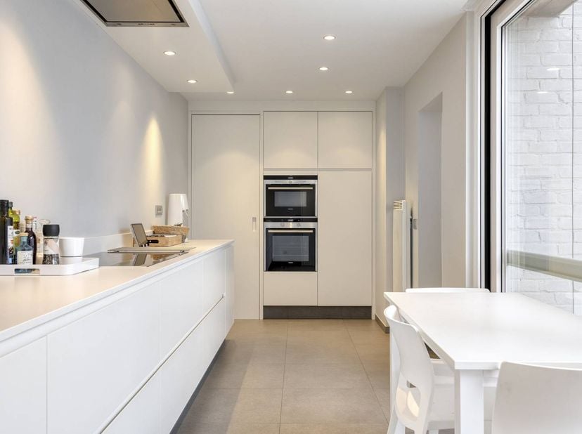 Deze ruime woning biedt zowel wooncomfort als een commerciële mogelijkheid. De woning beschikt over een aparte kapsalon met eigen inkom aan de voorzij