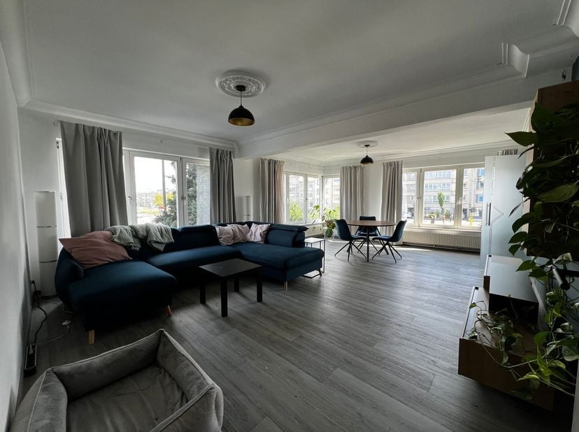 Ligging:<br />
Dit ruime en lichtrijke appartement is gelegen in Deurne en geniet van een gunstige ligging met een vlotte verbinding naar Antwerpen e