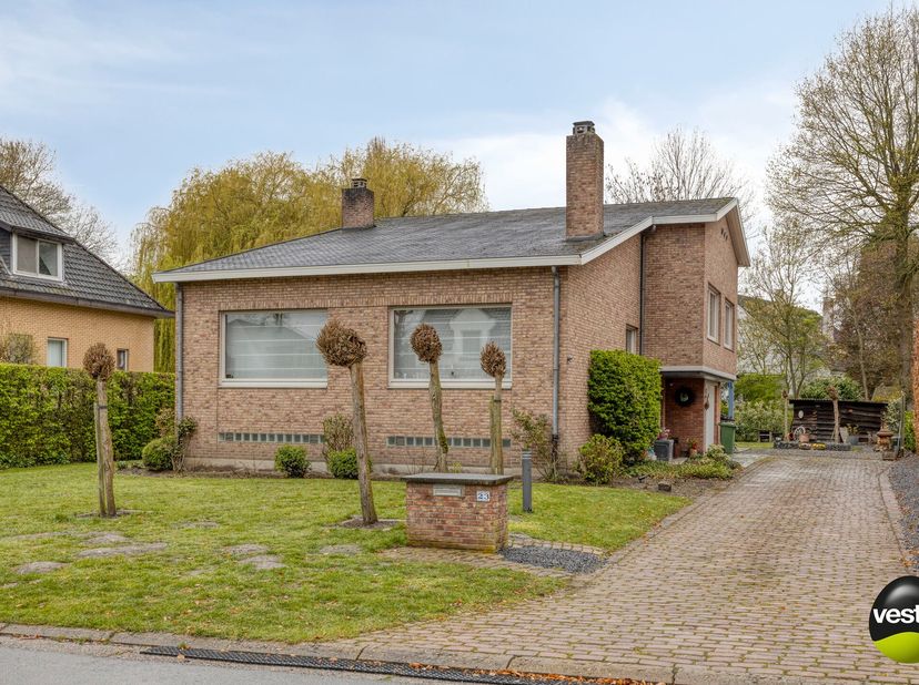 Gelegen in de gegeerde villawijk Henegauwberg, één van de meest prestigieuze woonomgevingen van Hasselt, bevindt zich deze karaktervolle villawoning/l
