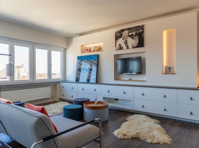 Property One vous propose ce charmant studio, idéalement situé à deux pas de la place du Châtelain, dans un quartier prisé et animé. Ce bien, entièrem