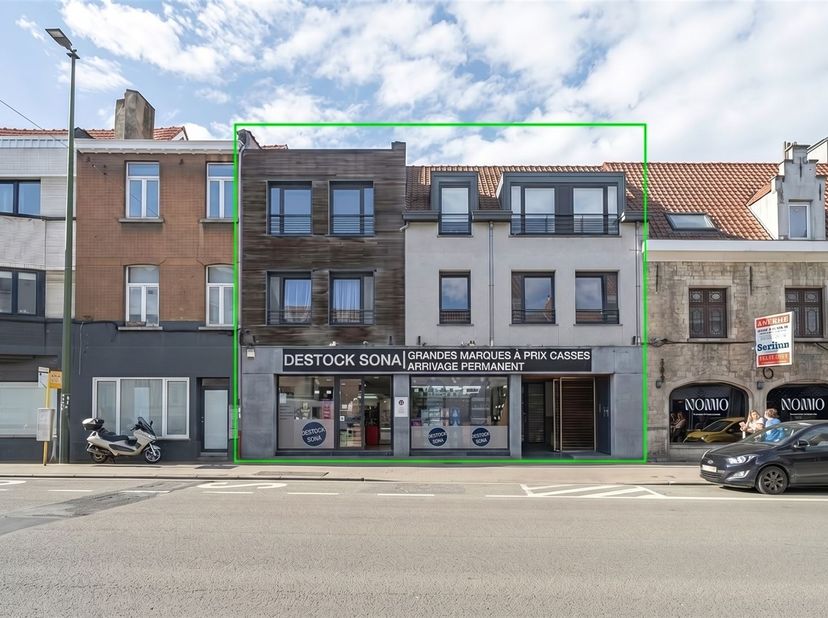 LONGCHAMP - Magnifique immeuble mixte 100% rénové en 2014/2015, composé d'un commerce et 2 appartements (unités reconnues), face à la Forêt de Soignes