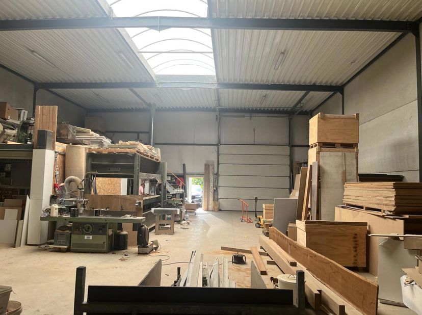 Magazijn 342m² met kantoor 54m² te Ranst voorzien van een sectionaal poort en sanitair. Deze heeft een uitstekende bereikbaarheid. De opslagruimte lig