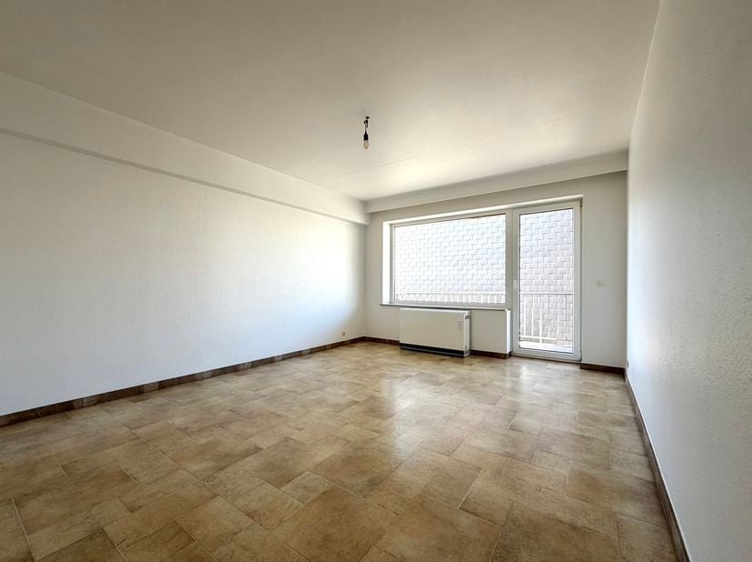 JAMBES, lumineux APPARTEMENT (2CH/1SDB) avec TERRASSE. A proximité du centre-ville et de la gare de Jambes. Il se compose d’un beau séjour donnant acc