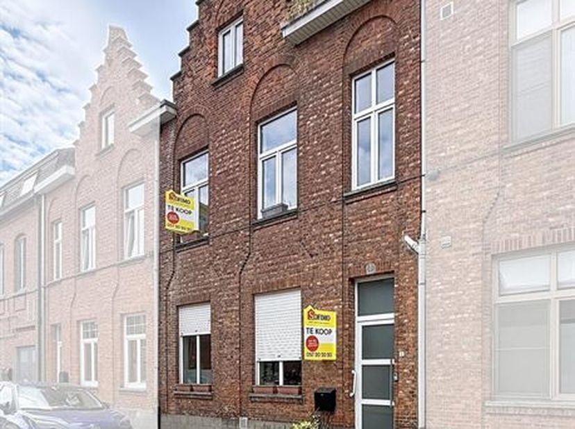 Burgerswoning in centrum Ieper.<br />
Deze woning heeft geen renovatieplicht en is ingedeeld als volgt:<br />
Gelijkvloers:<br />
Inkomhal, woonkamer
