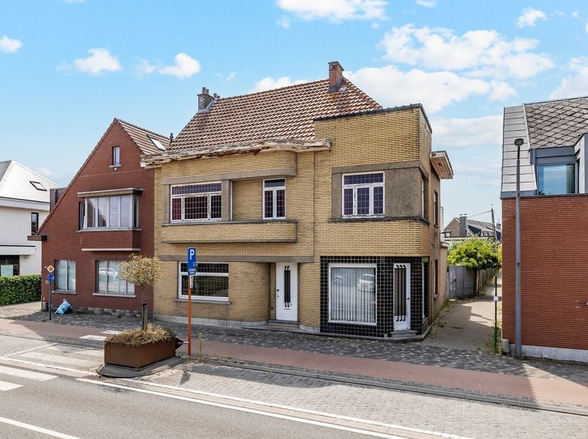 Bent u op zoek naar een ruim pand met veel mogelijkheden, een uitstekende commerciële ligging én een groot potentieel? Dan is dit te renoveren eigendo