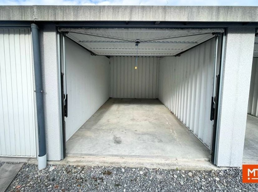 Kortrijk: Garagebox te koop<br />
<br />
Te koop: een garagebox gelegen aan de Brugsesteenweg 55, achter een afgesloten automatische poort.<br />
<br