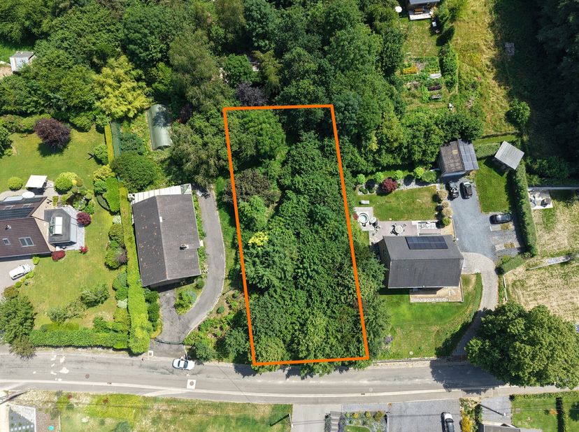TERRAIN à bâtir de ± 1.040m² :<br />
► Orientation : Est,<br />
► Largeur façade : ± 21m,<br />
► Profondeur : ± 50m,<br />
► Relief : plat,<br />
► E