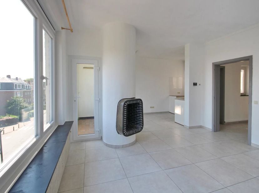 Situé au 3 et dernier étage dun petit immeuble sans ascenseur, cet appartement 2 chambres de 88 m² bruts selon le PEB offre une disposition fonctionne