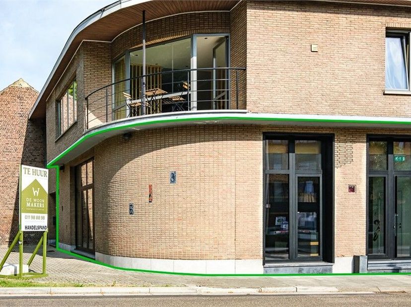 Op wandelafstand van het bruisende  stadscentrum van Sint-Truiden vinden we dit handelspand vol potentieel terug in de Parkstraat ter hoogte van numme