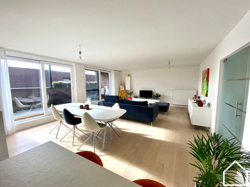 Dit energiezuinige en instapklare appartement met een bewoonbare oppervlakte van 108,51 m² is uitstekend gelegen nabij het ziekenhuis en de A19. Dankz