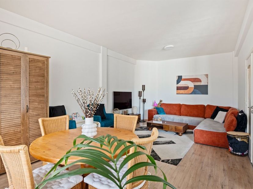 Situation : Ce spacieux appartement de deux chambres à coucher de 98 m² est situé sur Camille Huysmanslaan dans le quartier recherché de l'Expo à Anve