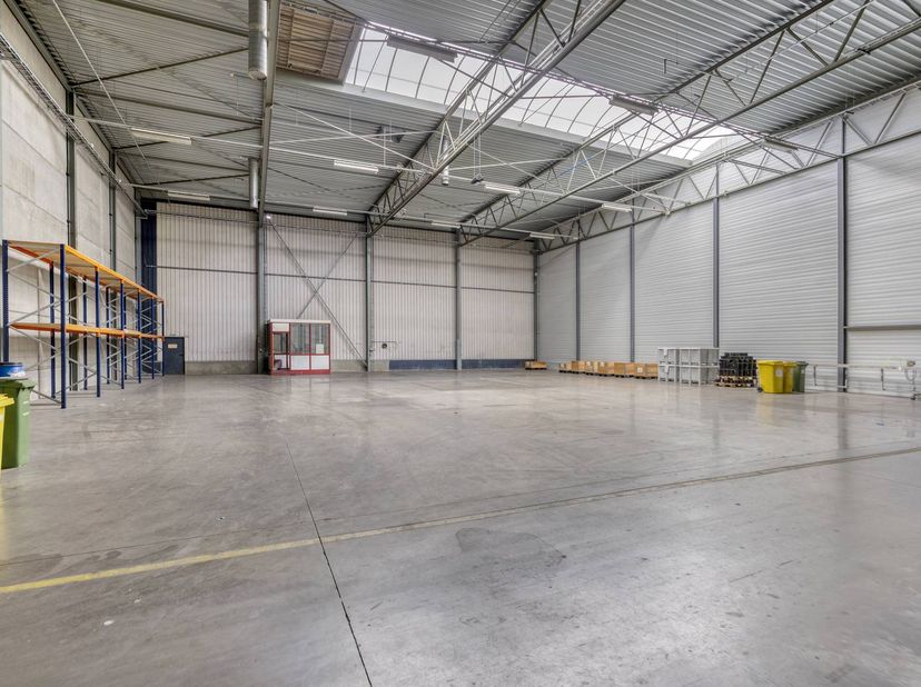 Ce centre de distribution récent est situé à Dilsen-Stokkem, stratégiquement situé entre l'E314 et la frontière néerlandaise, avec une combinaison d'e