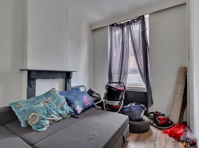 Deze dubbele woonst ligt nabij het centrum van Sint-Truiden en biedt heel wat potentieel als eventuele investering. De Slagmolenstraat 26 is een volwa
